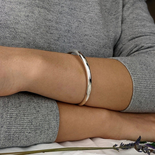 Essential Bangle in White Gold