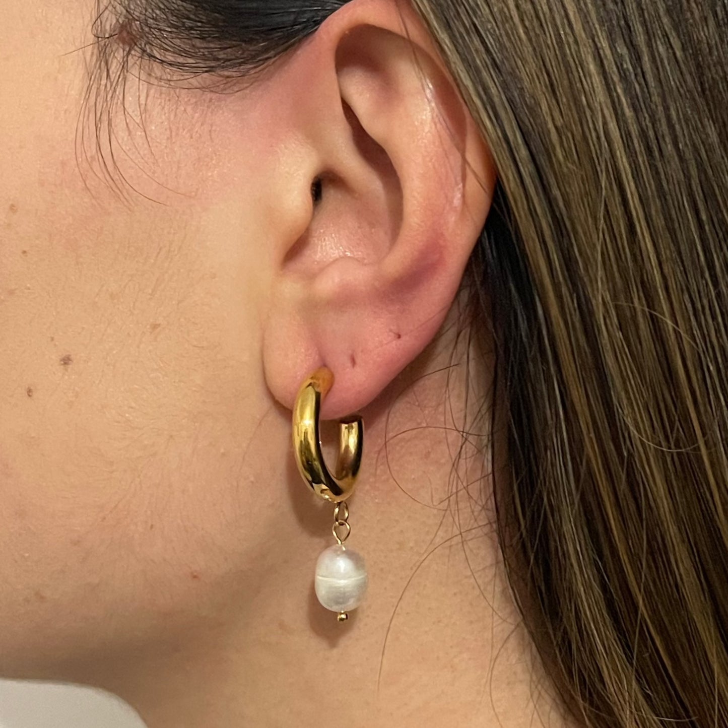 Hannah Pearl Hoop Earrings in Gold