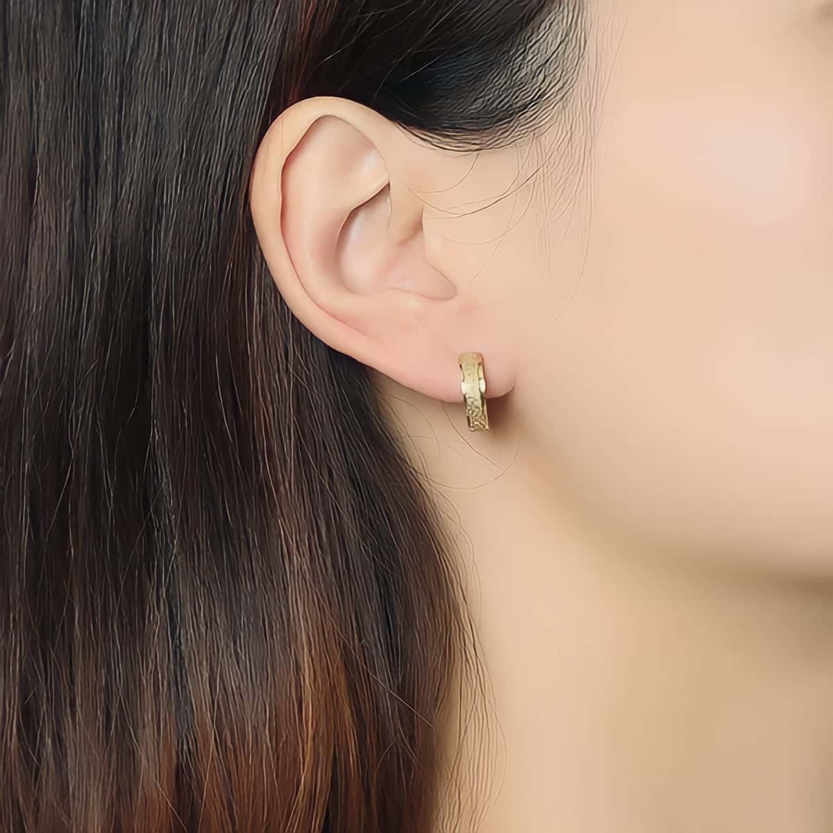 Casual Huggie Earrings in Gold