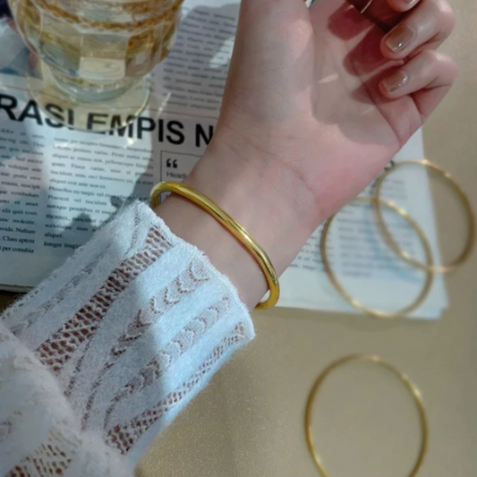 Classic Oval Bangle in Gold